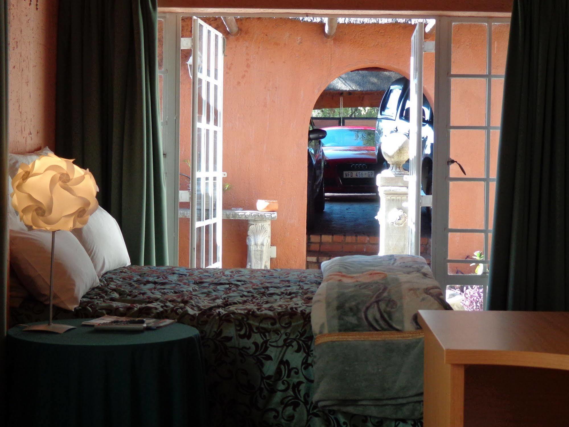 Treetops & Treats Guest House Pretoria-Noord Exterior foto